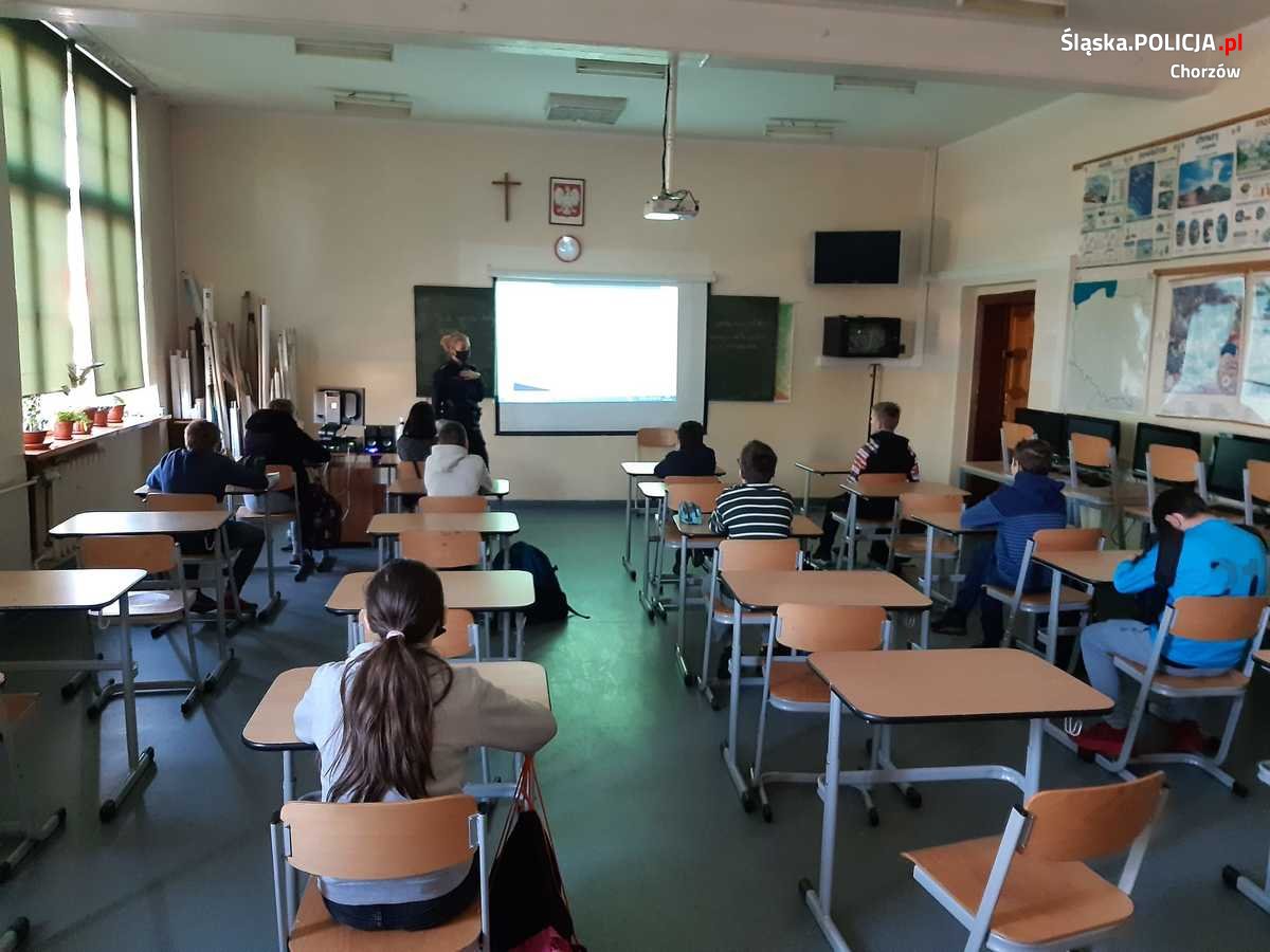Chorzowska policjantka rozmawiała z młodzieżą o cyberzagrożeniach