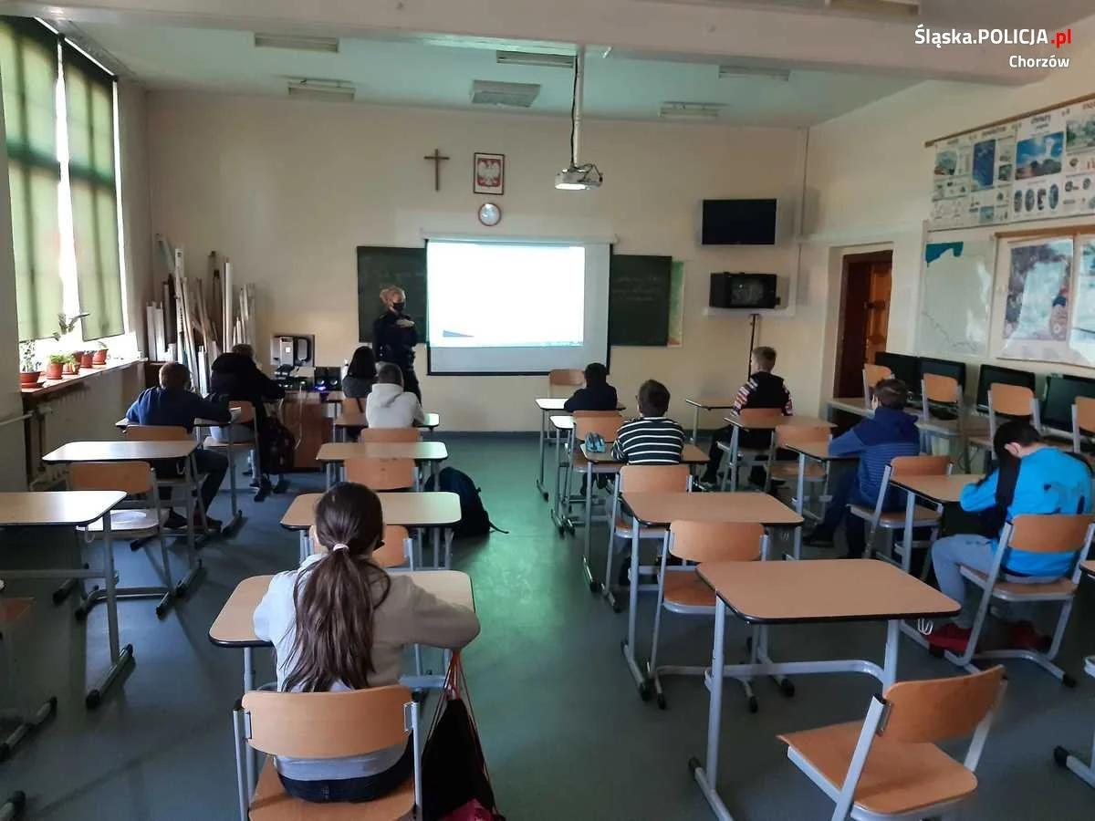 Chorzowska policjantka rozmawiała z młodzieżą o cyberzagrożeniach