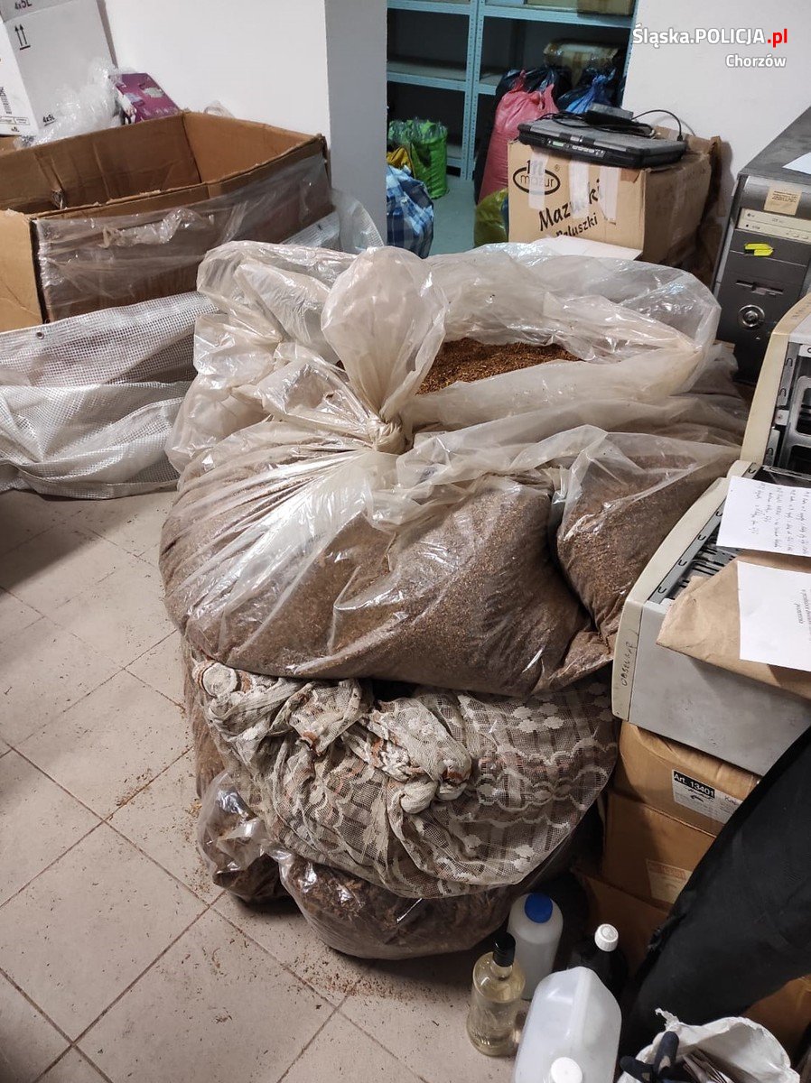 Nielegalny tytoń, papierosy i alkohol przejęte przez policjantów