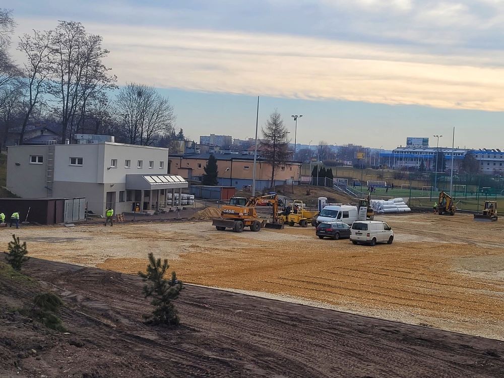 Trwa modernizacja boiska na Kresach. Kiedy zostanie zakończona?