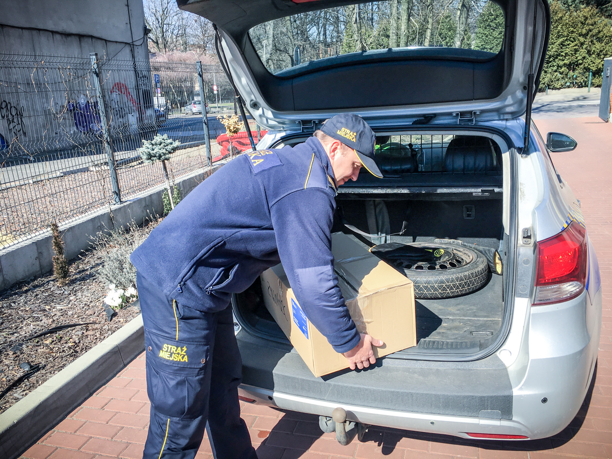 Chorzowscy strażnicy przekazali dary dla uchodźców z Ukrainy 9