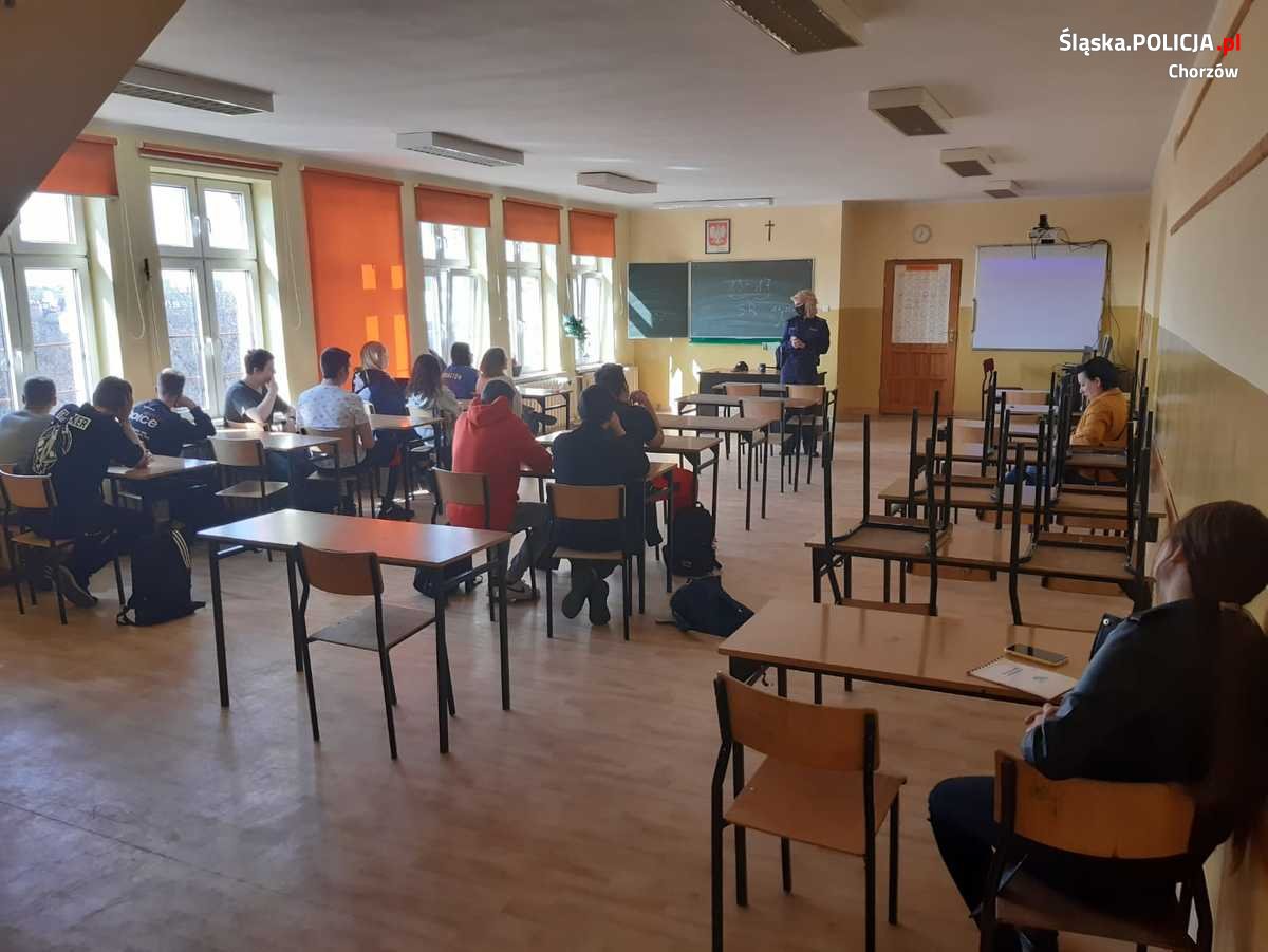 Chorzowska policjantka rozmawiała z młodzieżą o cyberzagrożeniach