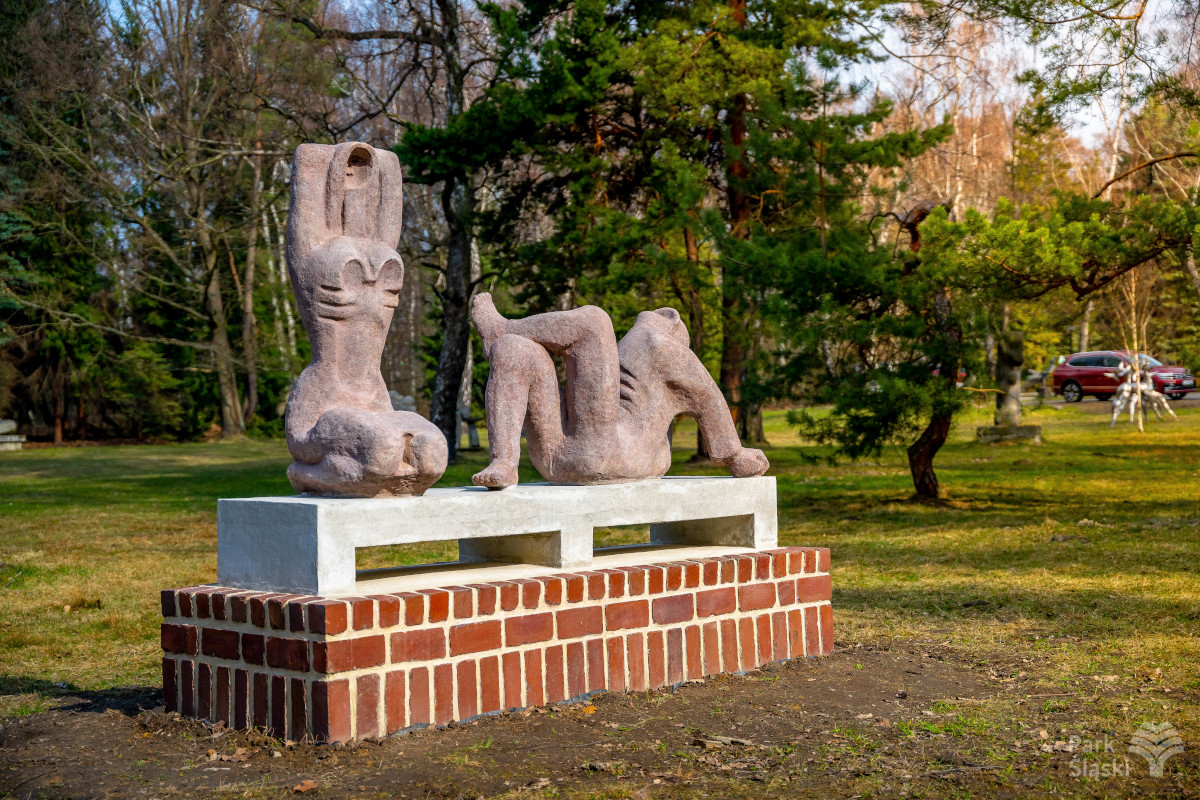 Rzeźby Urząd i Zakochani I po pracach konserwatorskich