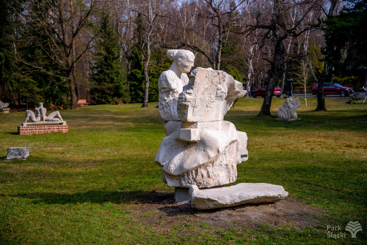 Rzeźby Urząd i Zakochani I po pracach konserwatorskich