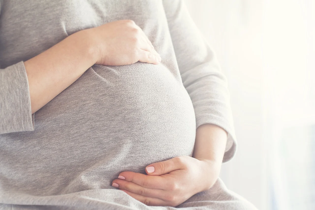 Przenoszenie zakażenia COVID-19 z matki na dziecko możliwe, ale rzadkie