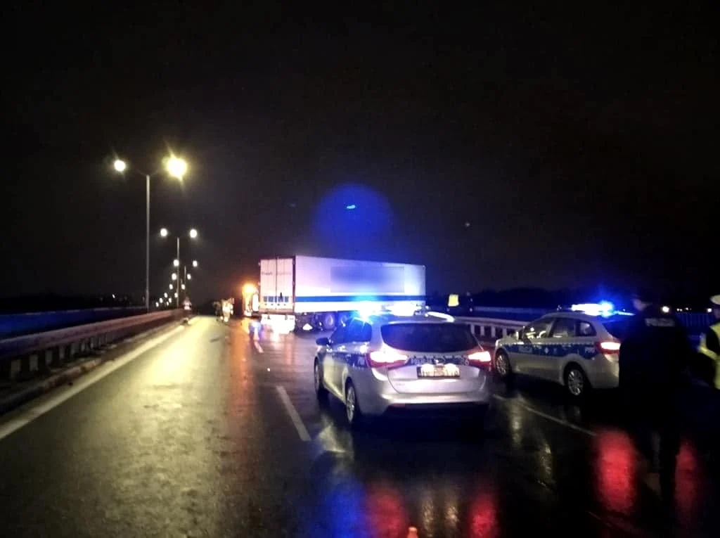 Groźna kolizja na DTŚ. Ciężarówka utknęła na wiadukcie!