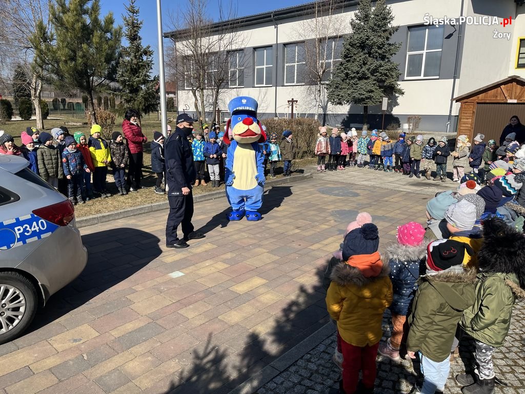 Maskotka Śląskiej Policji "Sznupek" odwiedził najmłodszych żorzan