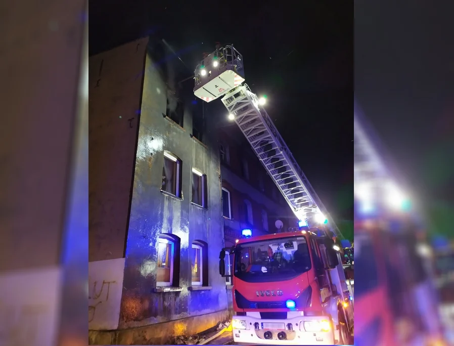 Nocny pożar w budynku wielorodzinnym. Cztery osoby poszkodowane!