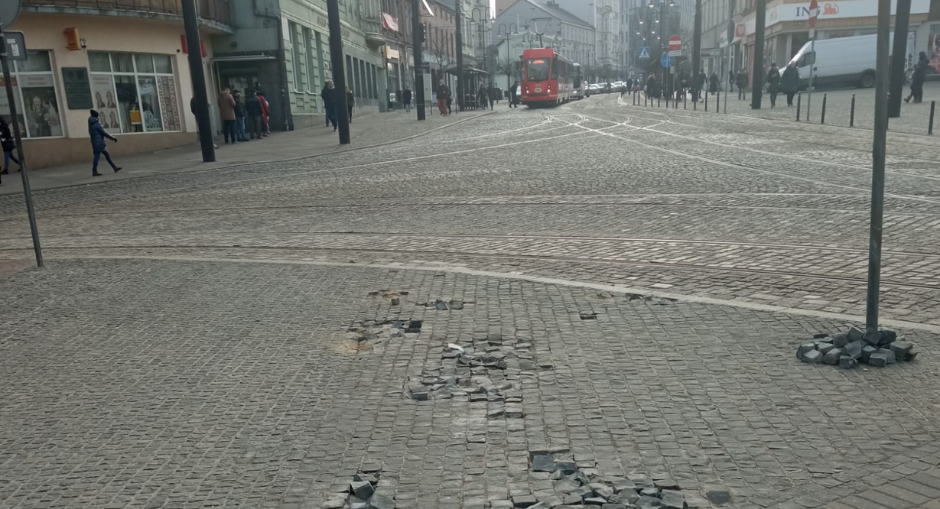 Konieczna kolejna naprawa nawierzchni na rogu ul. Wolności i Powstańców Śląskich