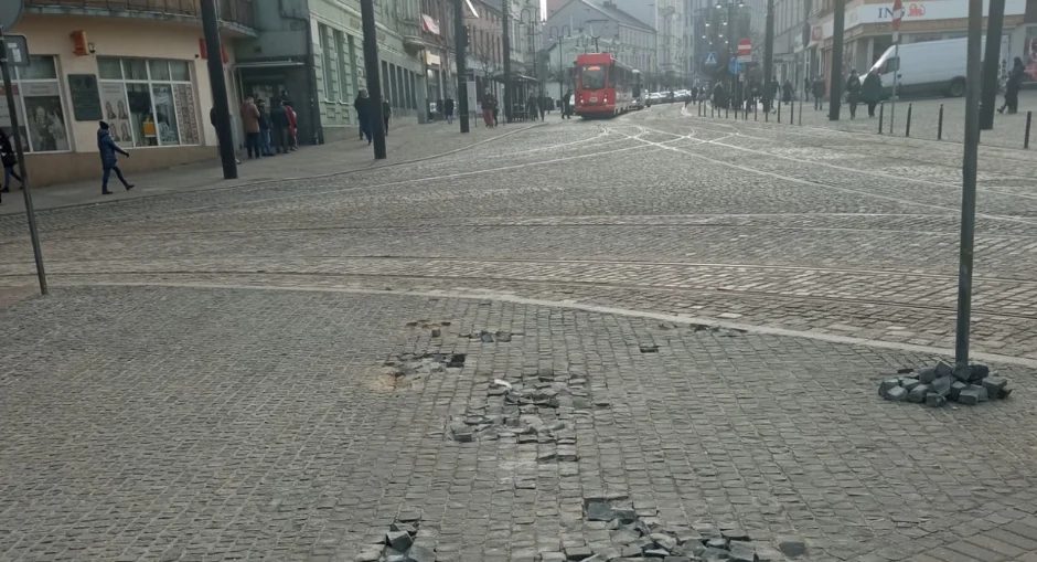 Konieczna kolejna naprawa nawierzchni na rogu ul. Wolności i Powstańców Śląskich