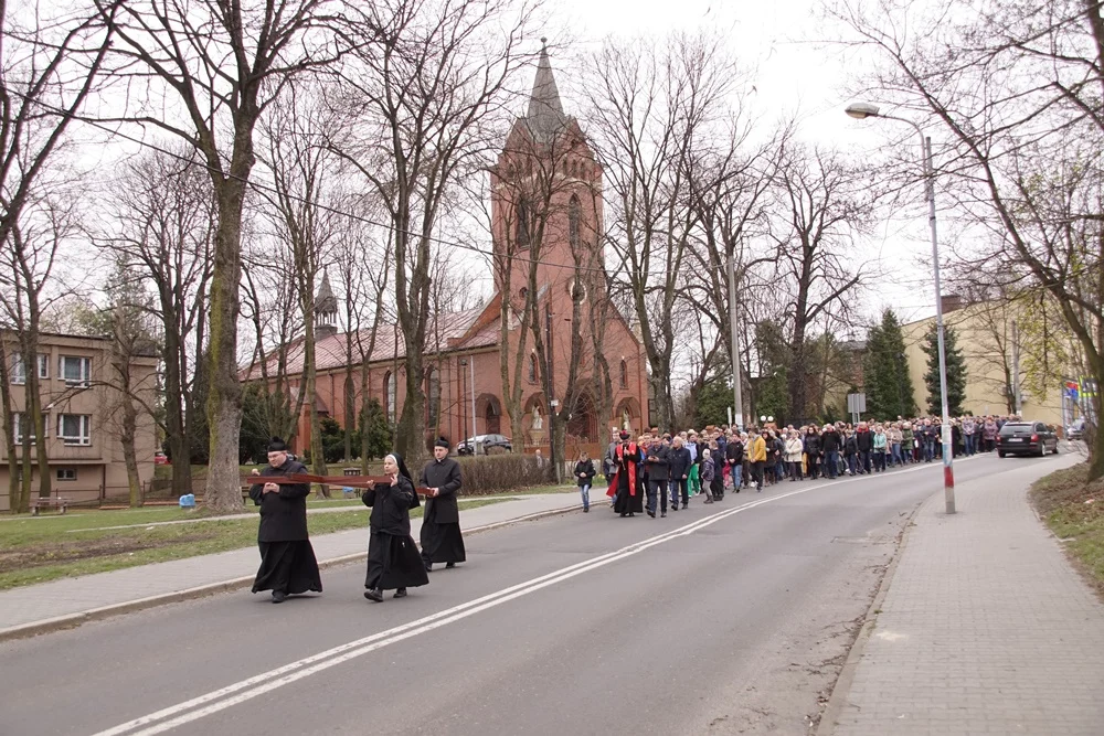 Ulicami Bielszowic po pandemicznej przerwie znowu przeszła procesja drogi krzyżowej