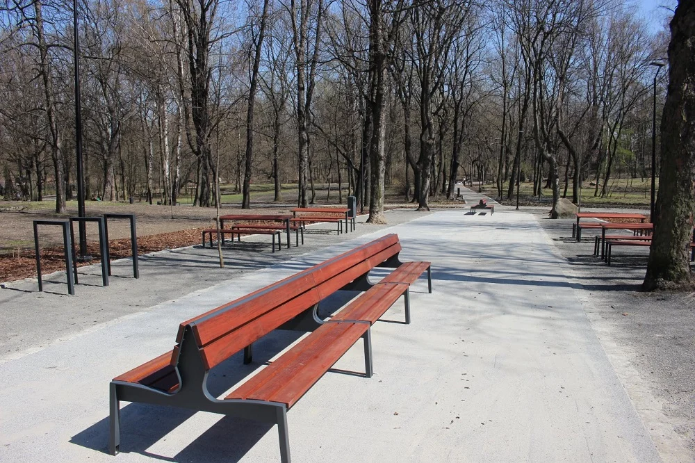 Prace przy rewitalizacji Parku Dworskiego w Nowym Bytomiu na finiszu [ZDJĘCIA]