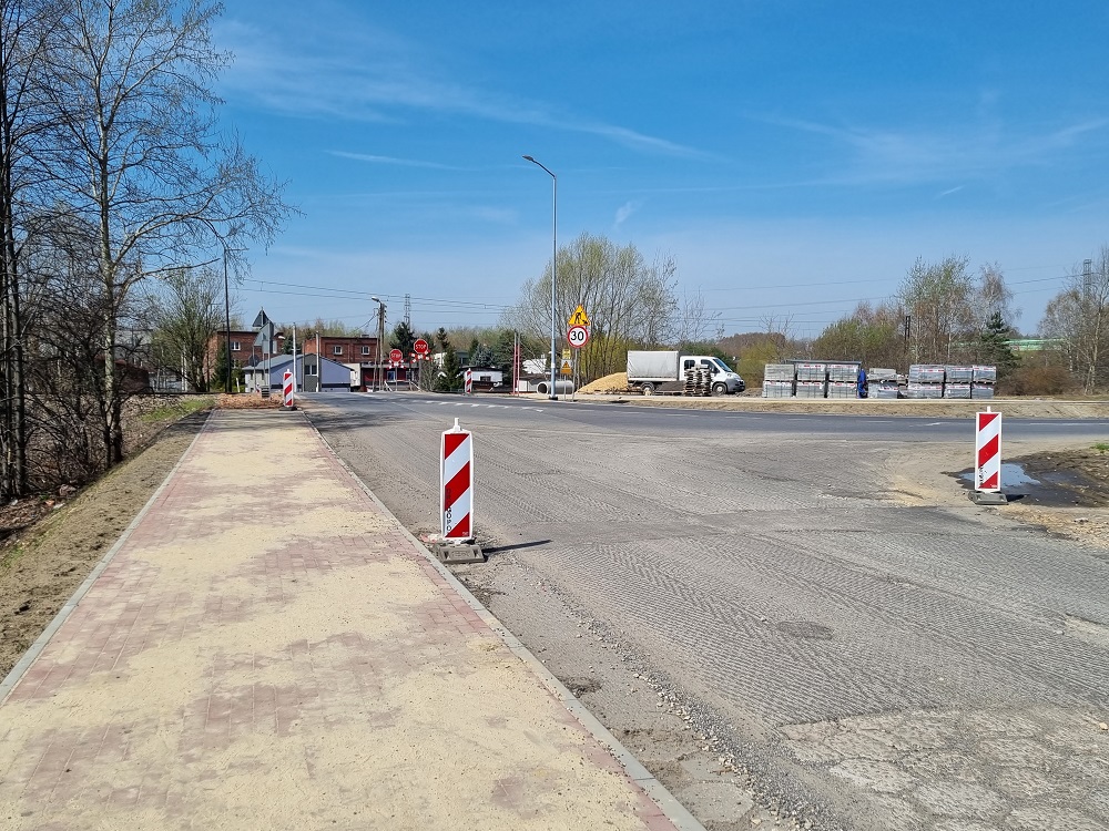 Czym spowodowane są opóźnienia w przebudowie skrzyżowania ulic Halembskiej i Nowy Świat?