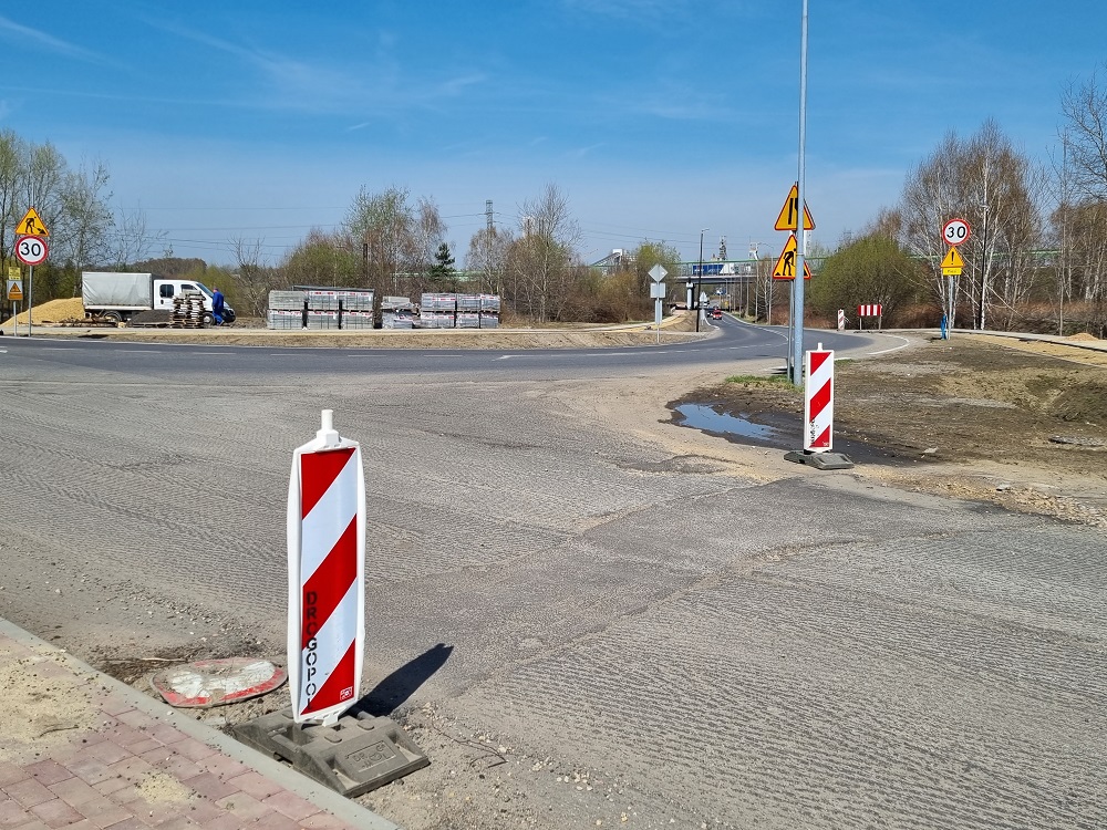 Czym spowodowane są opóźnienia w przebudowie skrzyżowania ulic Halembskiej i Nowy Świat?