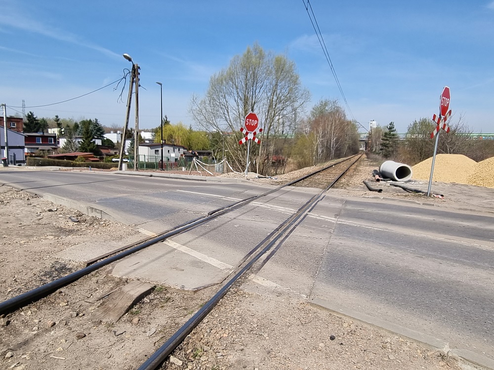 Czym spowodowane są opóźnienia w przebudowie skrzyżowania ulic Halembskiej i Nowy Świat?