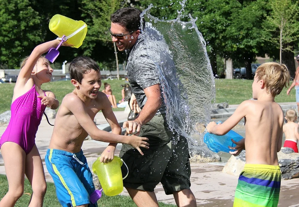 Śmigus dyngus. Dlaczego w lany poniedziałek oblewamy się wodą?