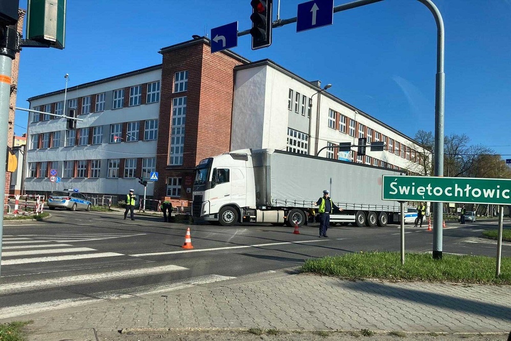 Ruda Śląska: Zderzenie samochodu ciężarowego i motocykla w Wirku