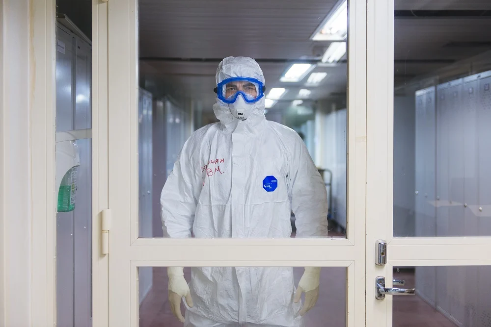 Prof. Banach: istotny wzrost liczby hospitalizacji w związku z COVID-19 możliwy jesienią