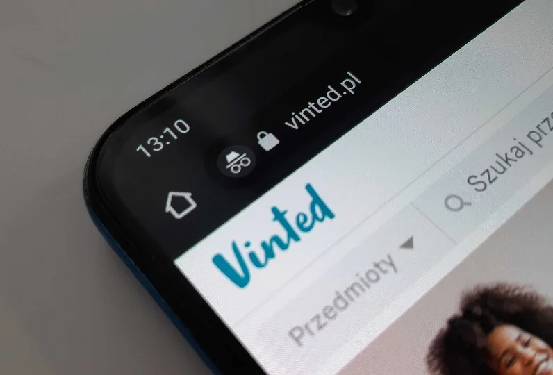 Kolejne oszustwo na Vinted! Rudzianin chciał sprzedać buty. Stracił aż 2000 złotych!