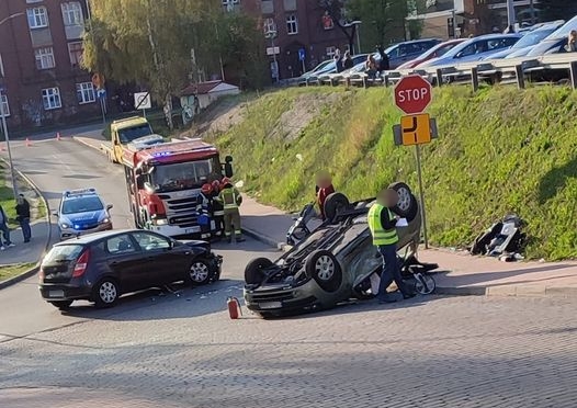 Groźne zdarzenie drogowe w Wirku. Samochód przewrócił się na dach!