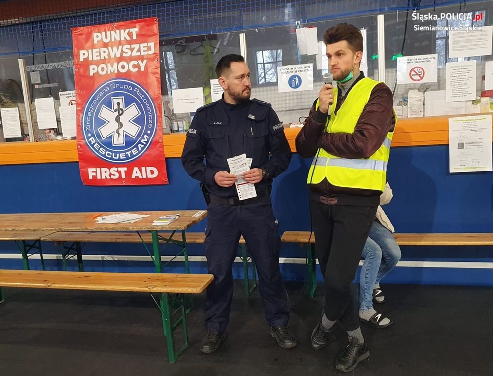 Policjanci na spotkaniu z uchodźcami