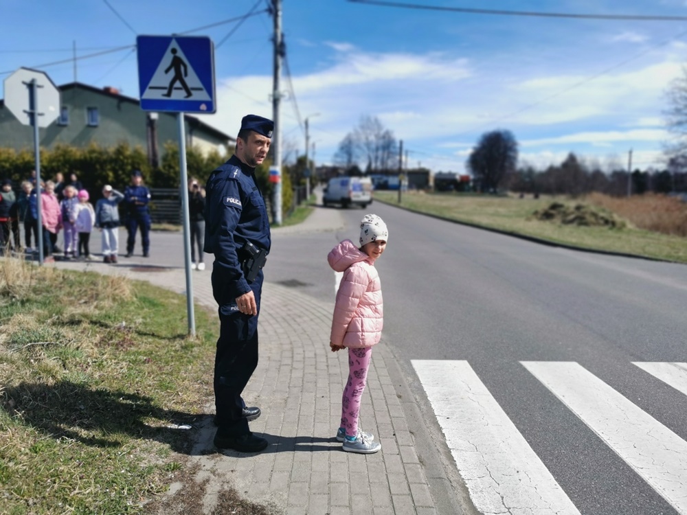 Uczniowie orzeskiej podstawówki wyszli w teren z policjantami