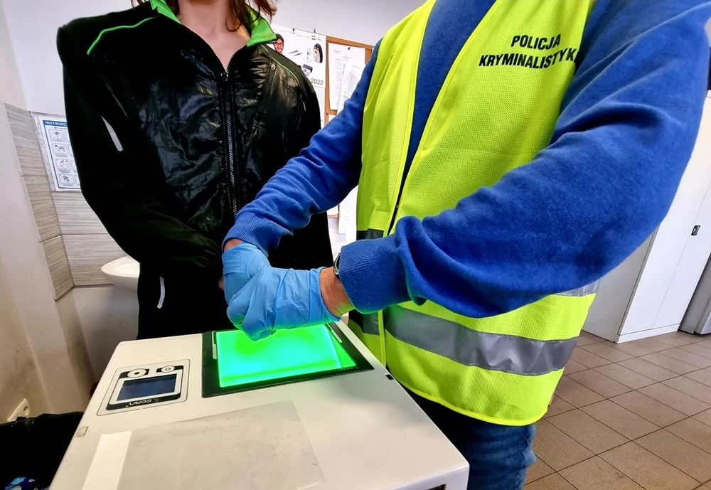 Pracownik ochrony zamiast pilnować - okradał sklep