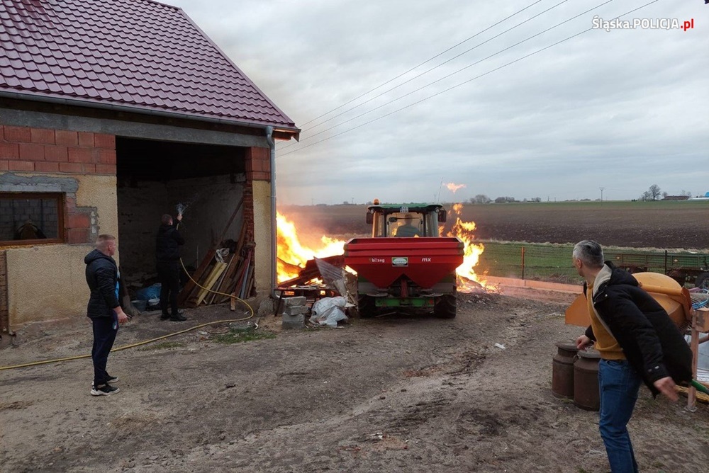 Śląscy policjanci zauważyli pożar i pomogli w jego gaszeniu