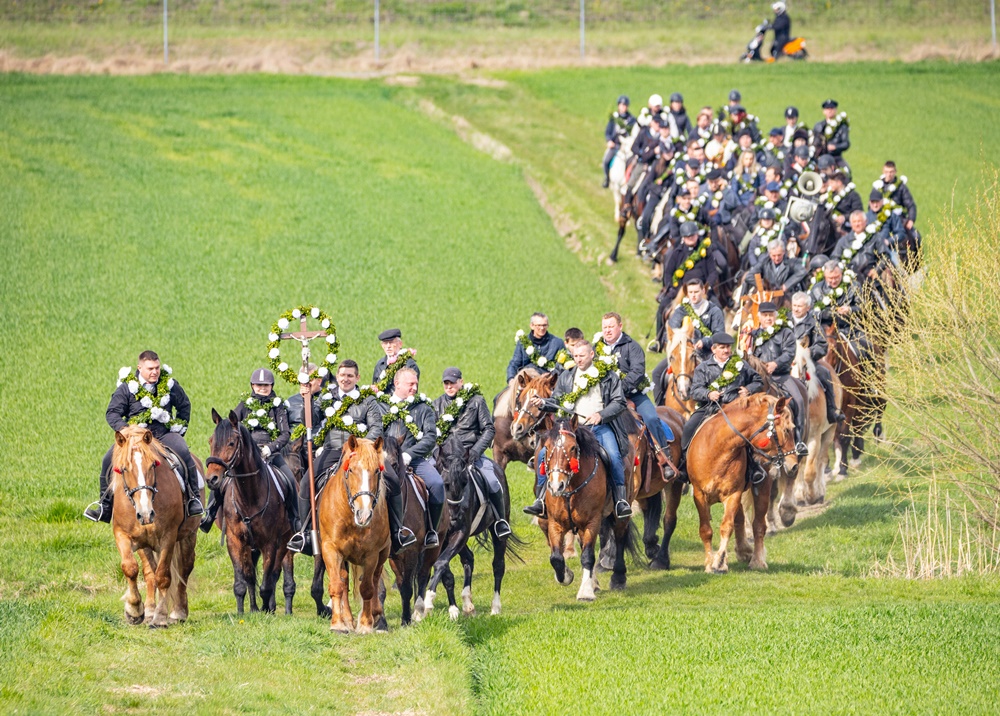 W trosce o dobry plon - tradycyjna czterogodzinna procesja konna