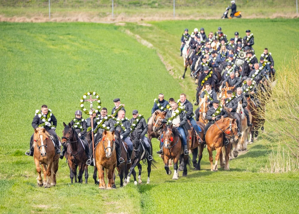 W trosce o dobry plon - tradycyjna czterogodzinna procesja konna