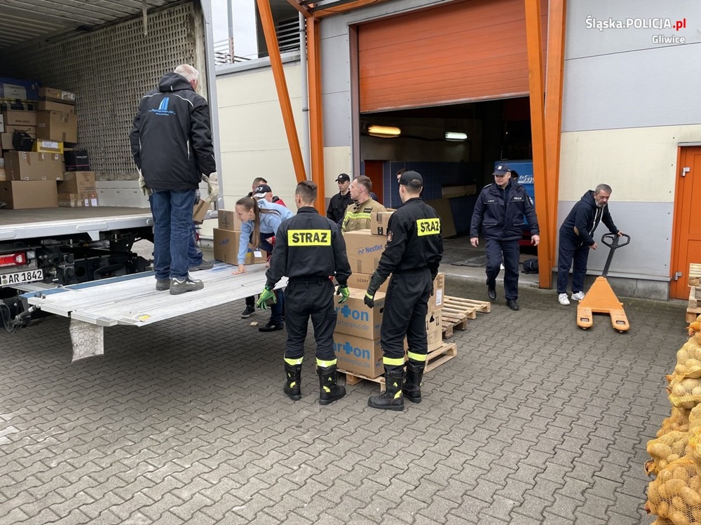 Policjanci i strażacy pomogli rozładować transport humanitarny