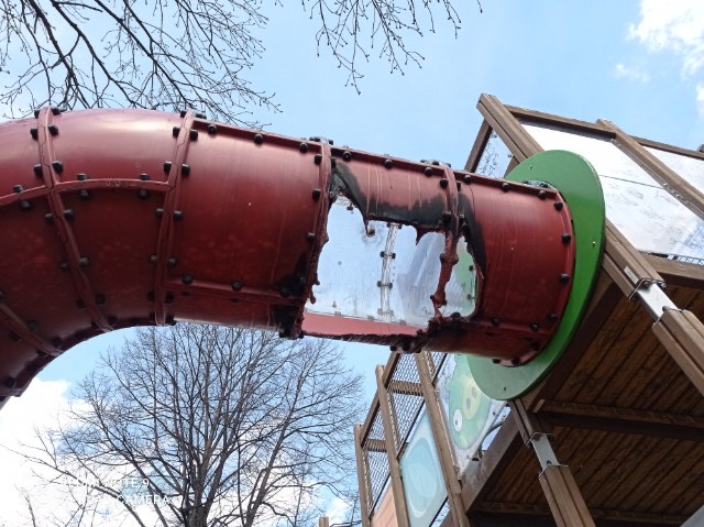 Wandale zniszczyli plac zabaw