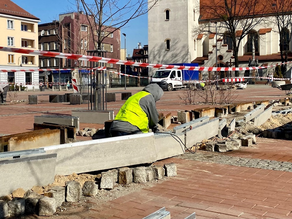 Trwają prace związane z naprawą uszkodzonego odwodnienia liniowego płyty Rynku