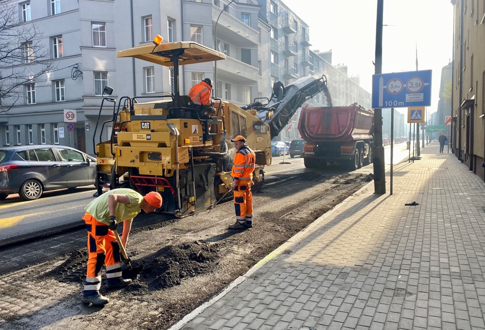 Na ul. Miarki trwa usuwanie pozimowych ubytków