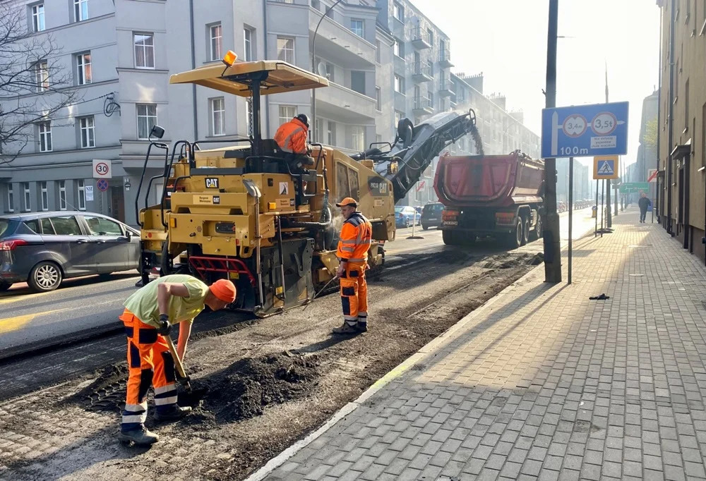 Na ul. Miarki trwa usuwanie pozimowych ubytków
