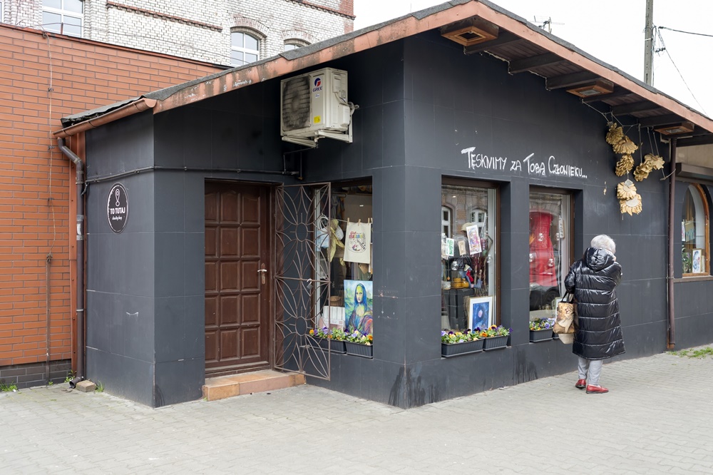 W bytomskiej placówce panie szyją ekologiczne torby. Dochód ze sprzedaży wesprze uchodźców