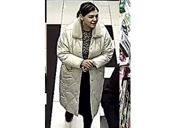 Ukradła flakon perfum o wartości blisko 1000 złotych! Rozpoznajesz ją?