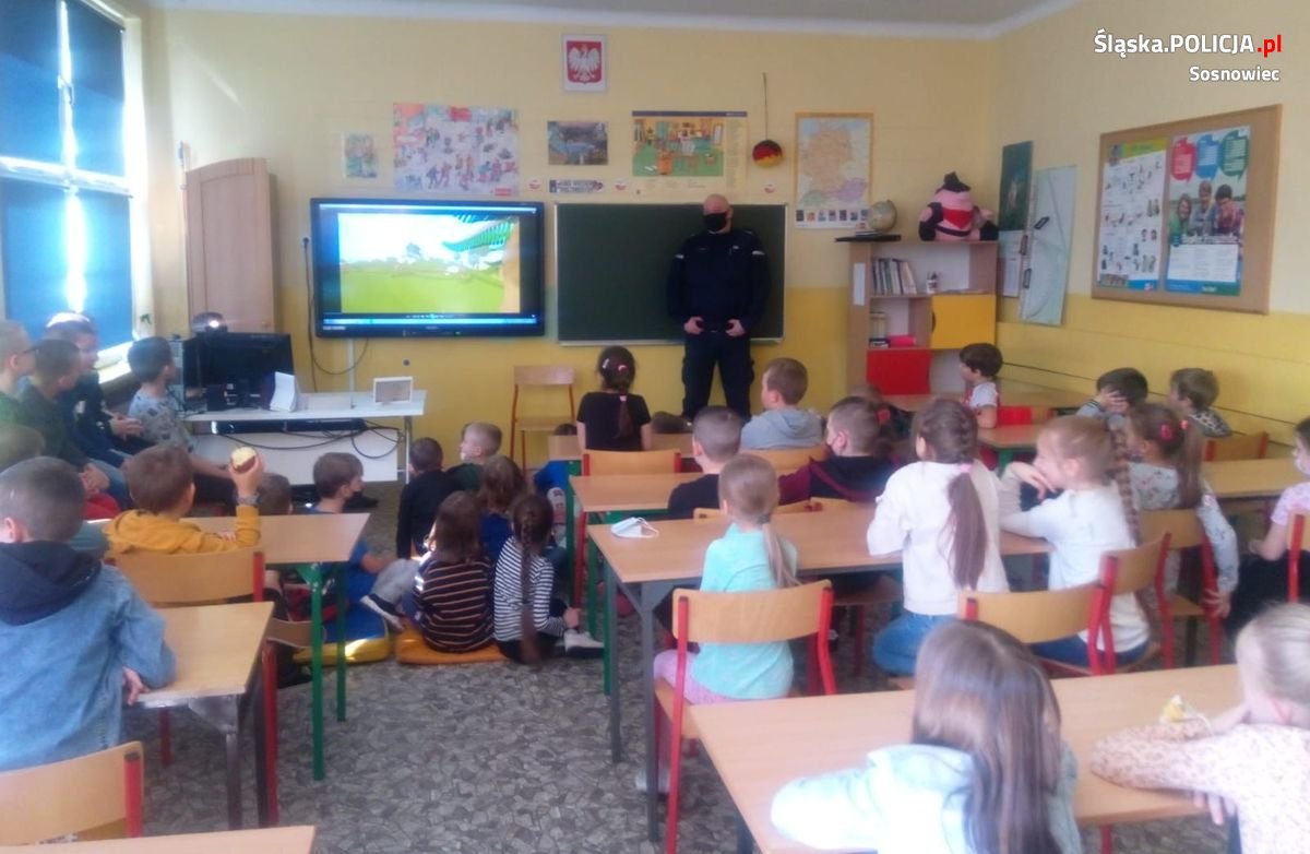 Policjanci rozmawiali z uczniami o cyberprzemocy i odpowiedzialności prawnej nieletnich