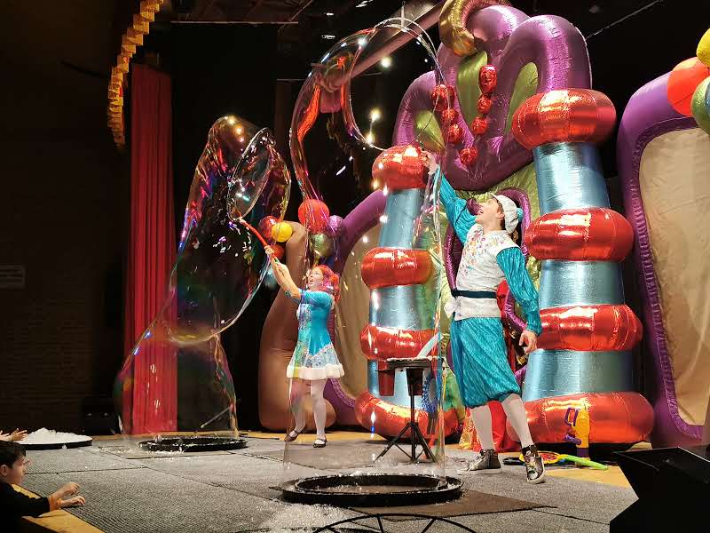 Teatr Baniek Mydlanych w Sosnowcu! Unikalne widowisko z olbrzymimi bańkami!
