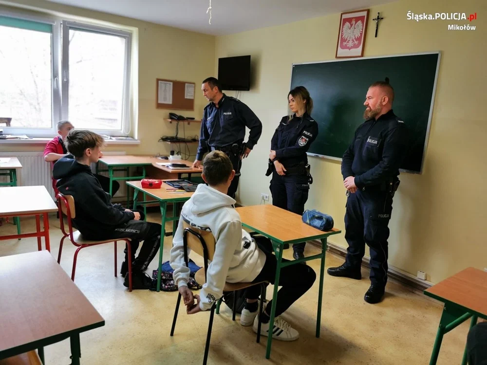 Policjanci prowadzili zajęcia o demoralizacji wśród uczniów