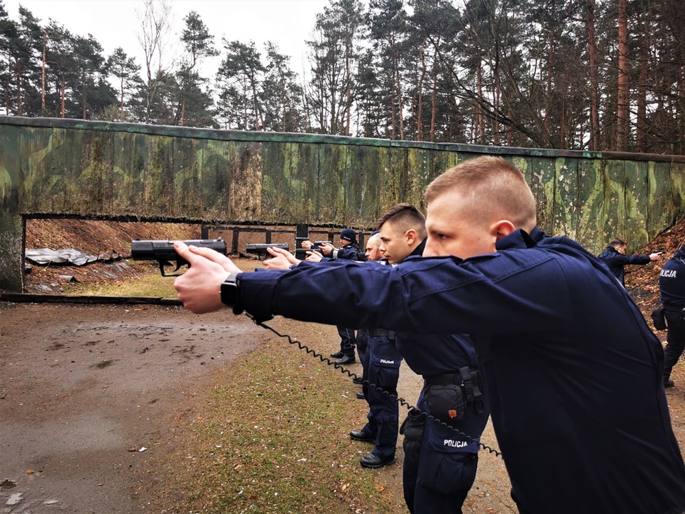 Trening strzelecki mikołowskich policjantów pod okiem instruktora Szkoły Policji w Katowic