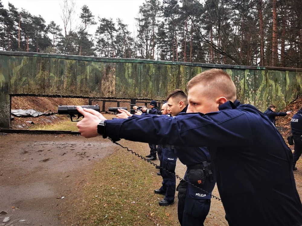 Trening strzelecki mikołowskich policjantów pod okiem instruktora Szkoły Policji w Katowic