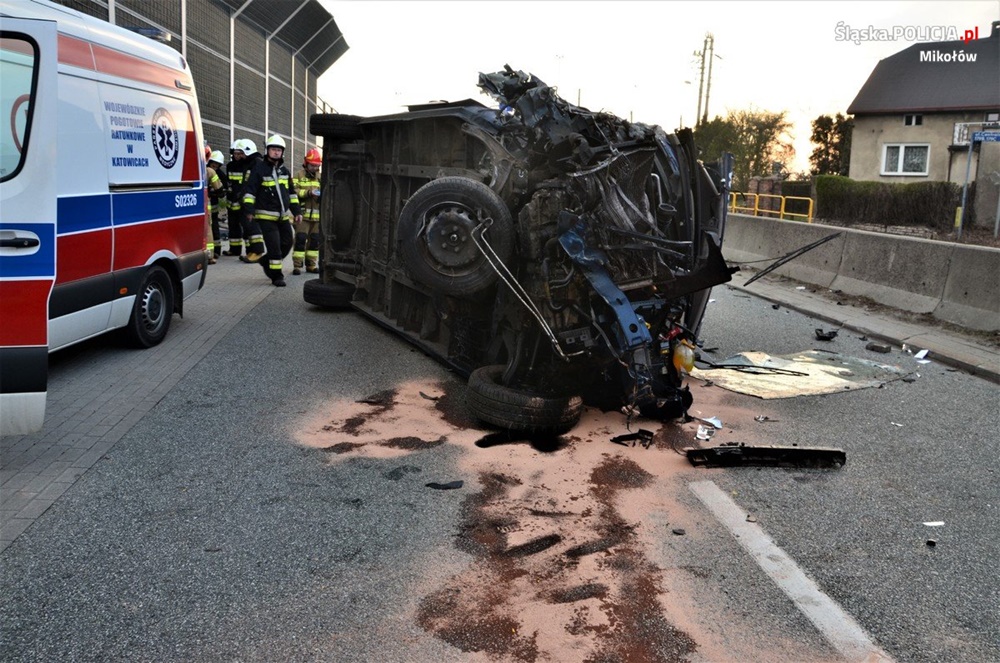 Bus z pasażerami dachował na "wiślance"
