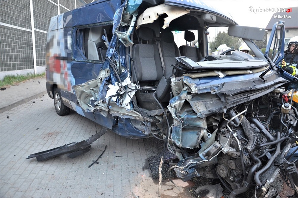 Bus z pasażerami dachował na "wiślance"