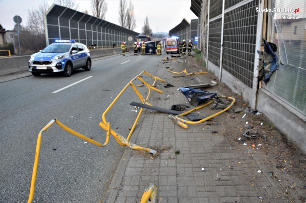 Bus z pasażerami dachował na "wiślance"