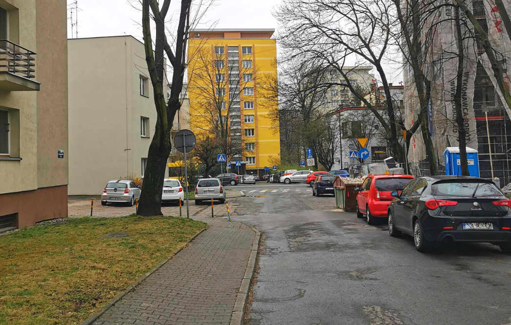 MZUiM Katowice kontynuuje pozimowe naprawy dróg w dzielnicach