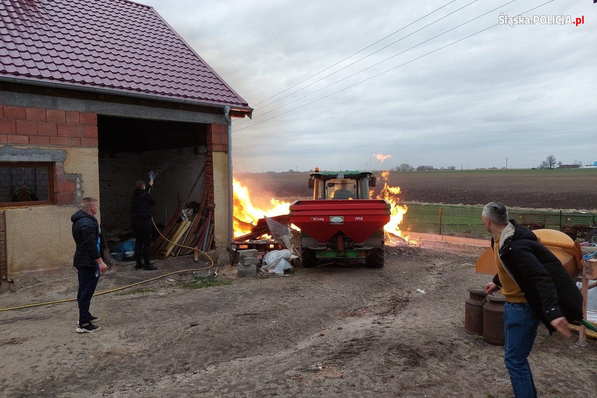 Śląscy policjanci zauważyli pożar i pomogli w jego gaszeniu!