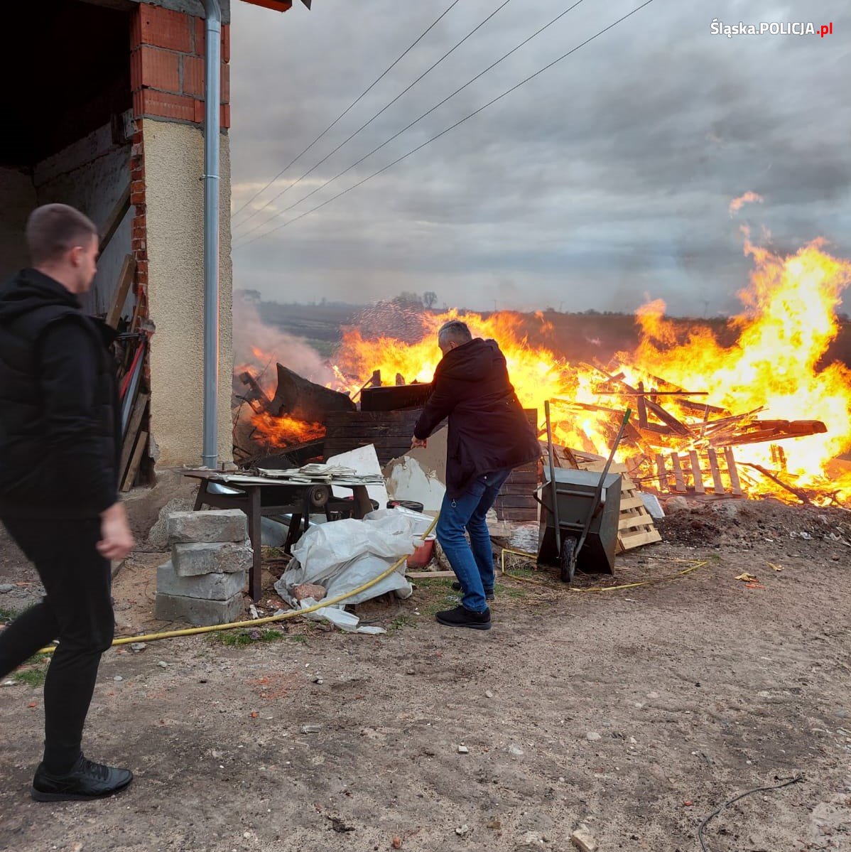 Śląscy policjanci zauważyli pożar i pomogli w jego gaszeniu!