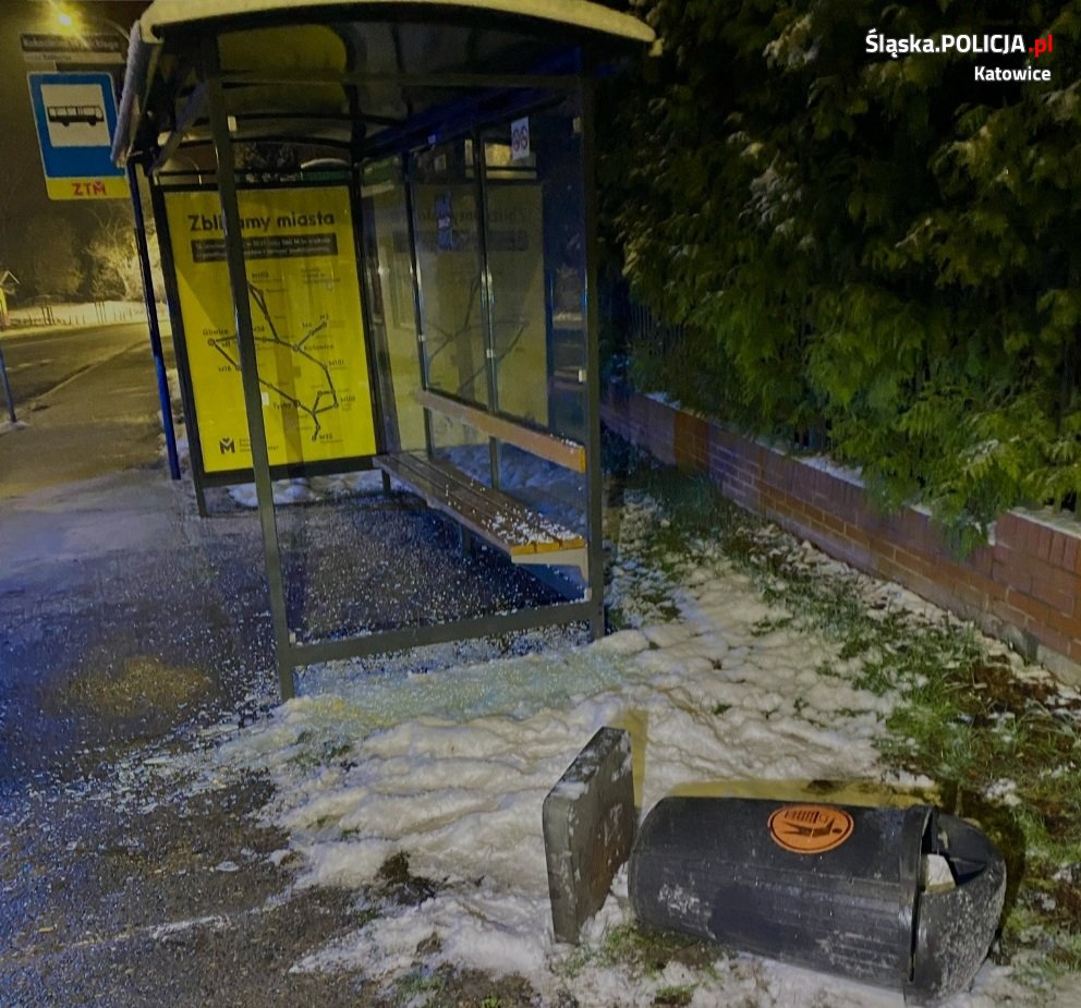 Łapówka miała pomóc w uniknięciu kary za zniszczenie wiaty