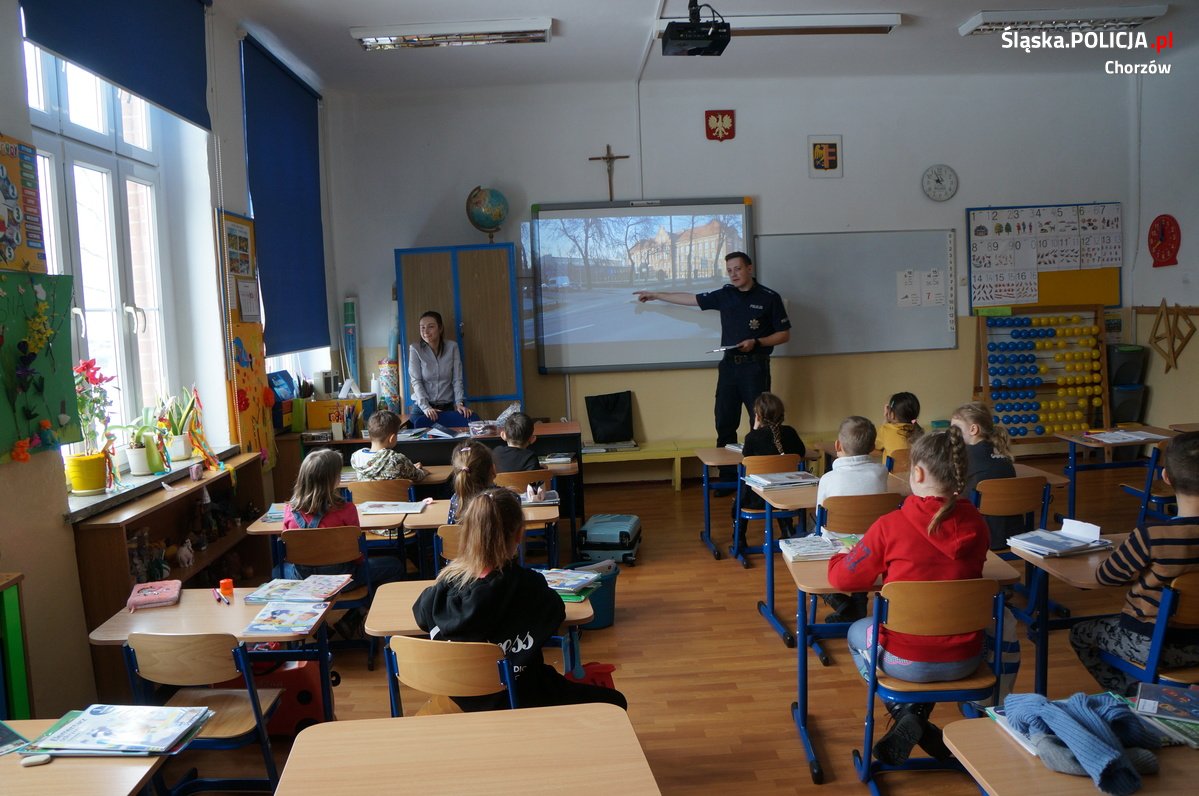 Bezpieczna droga do szkoły z dzielnicowymi. Policjanci spotkali się z uczniami